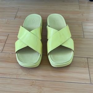 Women UGG Emily Platform Crisscross Slip on Sandals Slides  7.5 Patent Leather